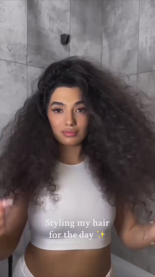 How I style my curly hair ✨ I start by spraying the Mone Professional Keratin Elixir through damp hair — it protects from heat, adds shine, and keeps my curls frizz-free. Then I use a curly heat tool to shape and define. Finish by styling with my fin
