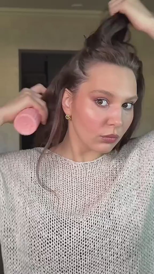 Try this style out this week ✨ Quick, easy, and actually works. It gives that ‘put-together without trying too hard’ kind of vibe. Perfect for when you want your hair to feel done but still effortless. Watch how I do it — takes minutes, holds all day