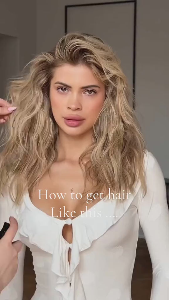 If your hair’s been feeling flat lately, try this… Light waves, airy lift, and just the right hold to last all day. It’s a mix of heat where it counts and a little volume powder magic simple, soft, and so worth it sparkle