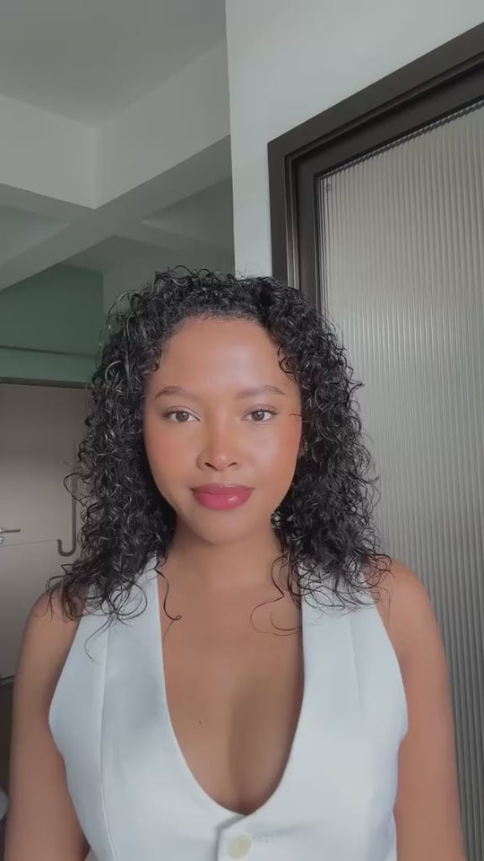 Style my hair with me Not trying to do too much. Just clean, simple hair that makes you feel like yourself. A bit of lift, a bit of shape — it makes all the difference.